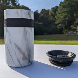 Bild in Slideshow öffnen, Here&#39;s an image of our White Marble tumbler next to the ceramic lid.
